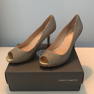 Vince Camuto Metallic Gold Peep Toe Pumps Sz 9